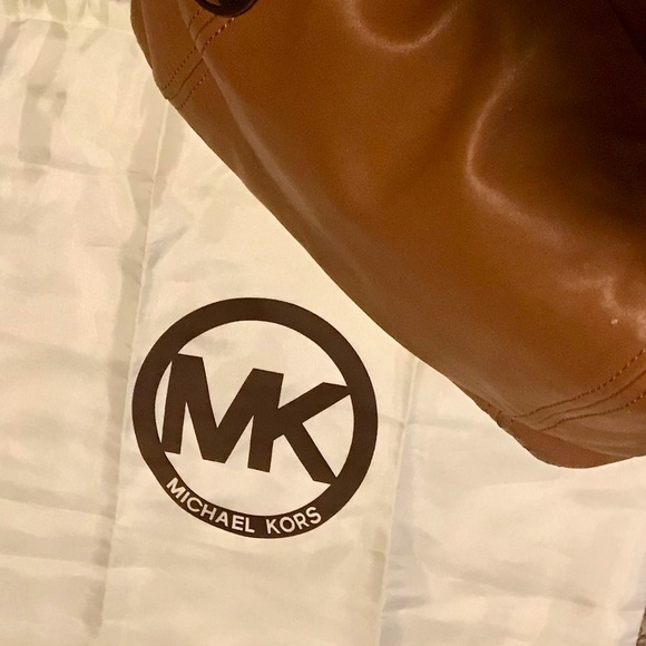 Michael Kors Soft Leather Oversized ID Chain Large Shoulder Bag - Picture 5 of 16